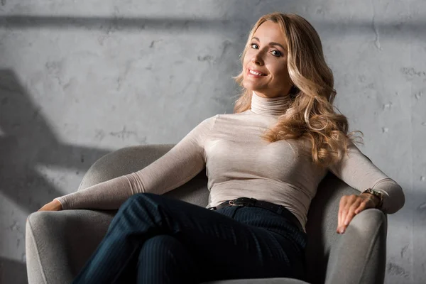 Atrakcyjna Blondynka Bizneswoman Uśmiecha Się Siedzi Fotelu — Zdjęcie stockowe