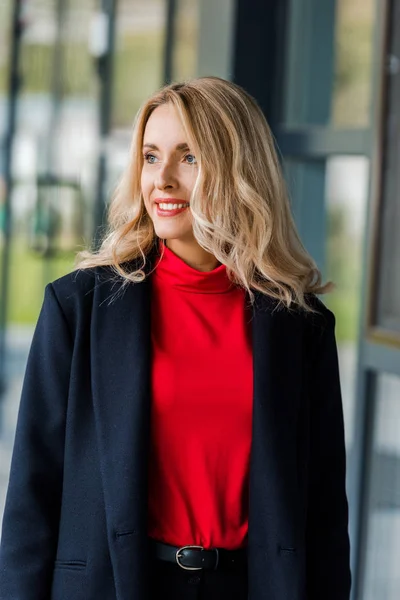 Attraktive Und Lächelnde Geschäftsfrau Schwarzen Mantel Die Wegschaut — Stockfoto