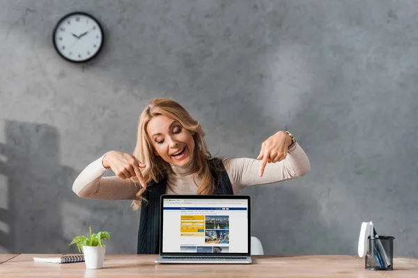 Kyiv Ukraine August 2019 Smiling Businesswoman Pointing Fingers Laptop Booking — Stock Photo, Image