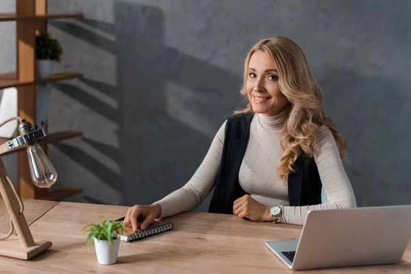 Aantrekkelijke Blonde Zakenvrouw Glimlachen Zitten Aan Tafel — Stockfoto