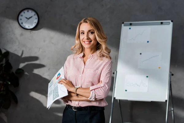 Atractiva Rubia Empresaria Camisa Sonriendo Sosteniendo Papeles — Foto de Stock