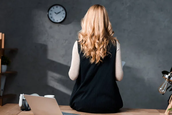 Visão Traseira Mulher Negócios Loira Sentada Mesa Escritório — Fotografia de Stock