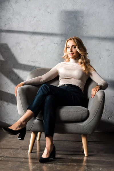 Atrakcyjna Blondynka Bizneswoman Uśmiecha Się Siedzi Fotelu Biurze — Zdjęcie stockowe