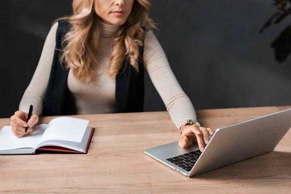 Przycięty Widok Blondynki Bizneswoman Siedzi Przy Stole Pomocą Laptopa Biurze — Zdjęcie stockowe