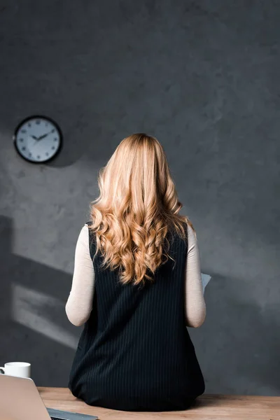 Visão Traseira Mulher Negócios Loira Sentada Mesa Escritório — Fotografia de Stock