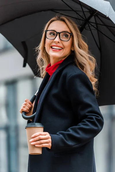 Mujer Atractiva Rubia Abrigo Negro Sonriendo Sosteniendo Taza Papel — Foto de Stock