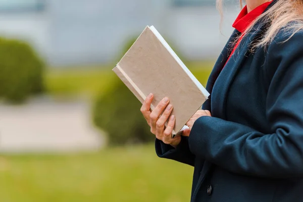 Ausgeschnittene Ansicht Einer Geschäftsfrau Schwarzen Mantel Mit Buch — Stockfoto