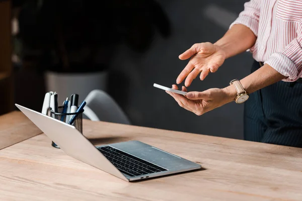 Cropped View Businesswoman Using Smartphone Office — Stock Photo, Image