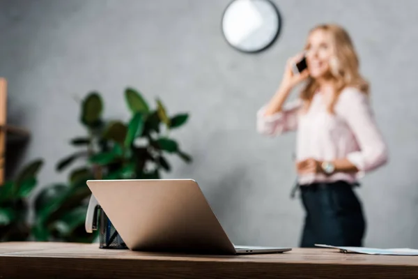 Selective Focus Laptop Wooden Table Office — Stock Photo, Image