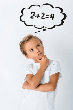 Düşünceli çocuk düşünme baloncuğunun yanında yüzüne dokunuyor. 