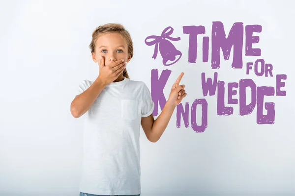 Shocked Kid Covering Face While Looking Camera Pointing Finger Time — Stock Photo, Image