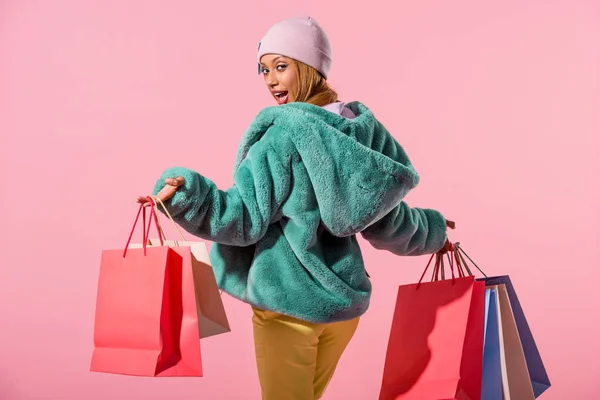 Sonriente Mujer Afroamericana Moda Sonriendo Cámara Mientras Sostiene Bolsas Compras —  Fotos de Stock