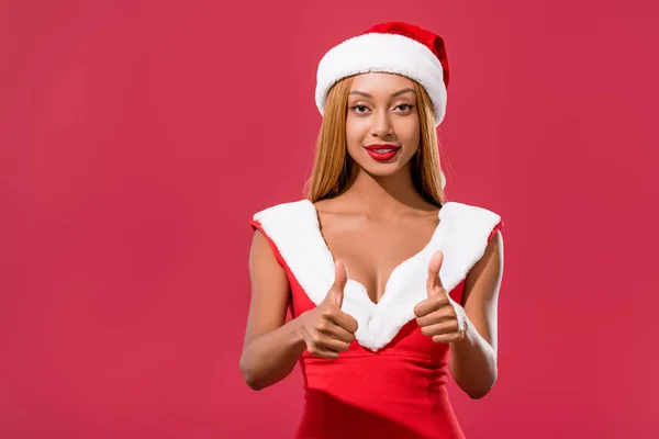 Menina Americana Africana Atraente Santa Chapéu Vestido Natal Mostrando Polegares — Fotografia de Stock