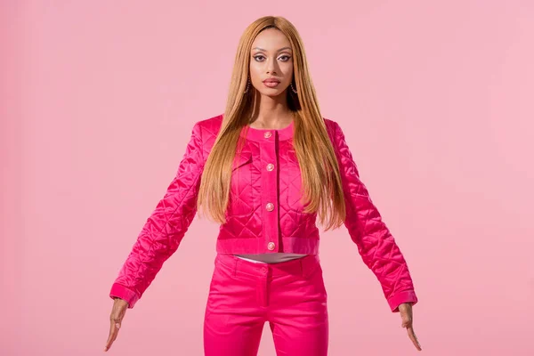 Vacker Elegant Afrikansk Amerikansk Kvinna Tittar Kameran Isolerad Rosa Mode — Stockfoto