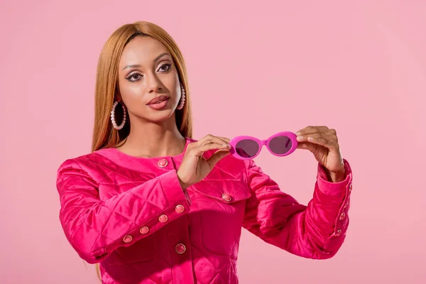 Fashionable African American Woman Holding Sunglasses Isolated Pink Fashion Doll — Stock Photo, Image