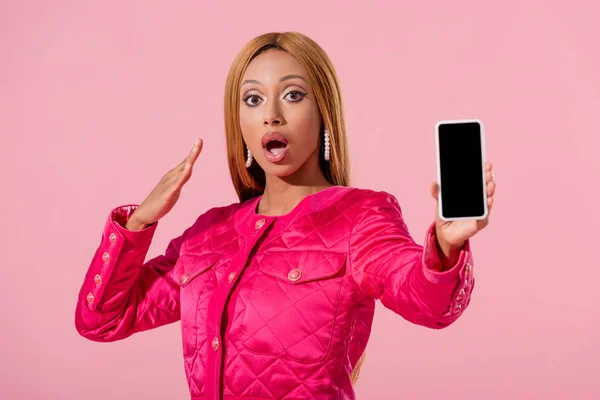Verrast Stijlvol Afrikaans Amerikaanse Vrouw Houden Smartphone Geïsoleerd Roze Mode — Stockfoto