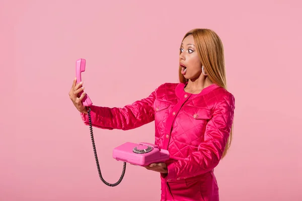 Impactada Mujer Afroamericana Moda Mirando Teléfono Aislado Rosa Concepto Muñeca — Foto de Stock