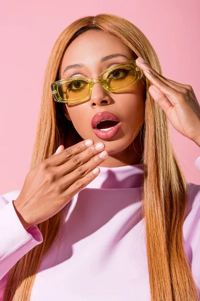 Stylish Shocked African American Woman Holding Hands Face Isolated Pink — Stock Photo, Image