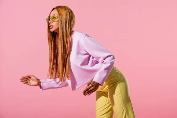 Stijlvol Blond Afrikaans Amerikaans Vrouw Steppen Geïsoleerd Roze Mode Pop — Stockfoto