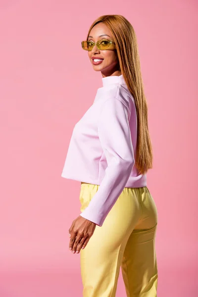 Стильна Блондинка Афроамериканка Посміхається Камеру Ізольована Рожевому Концепція Ляльки Моди — стокове фото