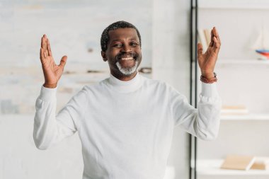  Mutlu Afro-Amerikalı adam. Harika bir jest yapıyor ve kameraya gülümsüyor.