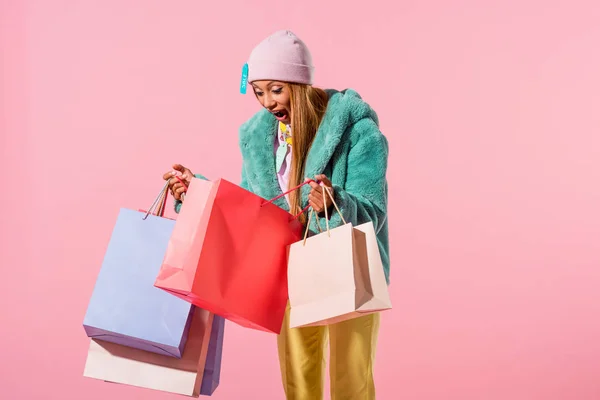 Divertida Mujer Afroamericana Moda Buscando Bolsa Compras Sobre Fondo Rosa —  Fotos de Stock