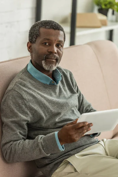 Sério Afro Americano Homem Segurando Tablet Digital Olhando Para Câmera — Fotografia de Stock