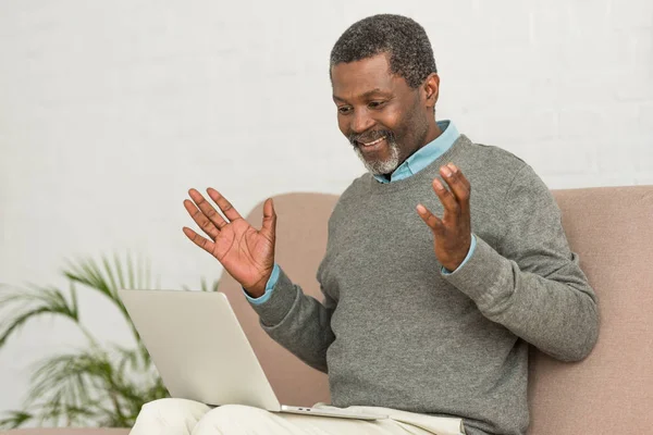 Podekscytowany Afroamerykanin Człowiek Pokazując Wow Gest Podczas Wideo Czat Laptopie — Zdjęcie stockowe