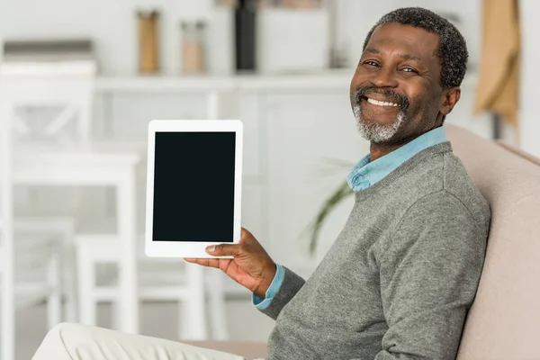 Allegro Uomo Africano Americano Che Tiene Tablet Digitale Con Schermo — Foto Stock