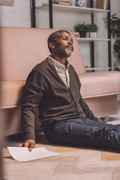 Selectieve Focus Van Verstoorde Afro Amerikaanse Man Zittend Vloer Het — Stockfoto