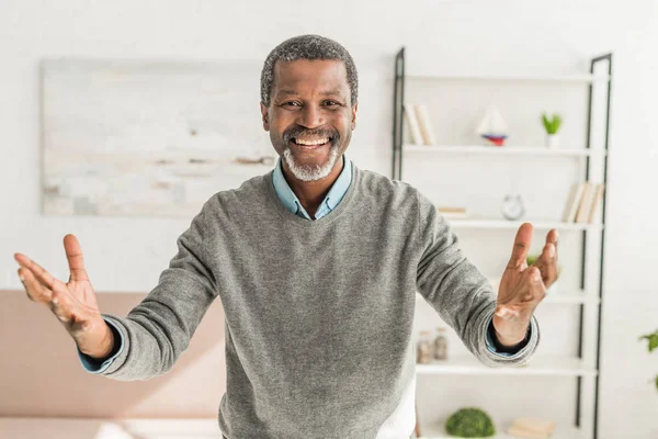 Hombre Afroamericano Feliz Mirando Cámara Mostrando Gesto Bienvenida —  Fotos de Stock