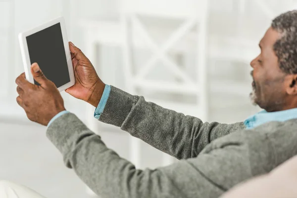 Homem Americano Africano Sênior Segurando Smartphone Com Tela Branco — Fotografia de Stock