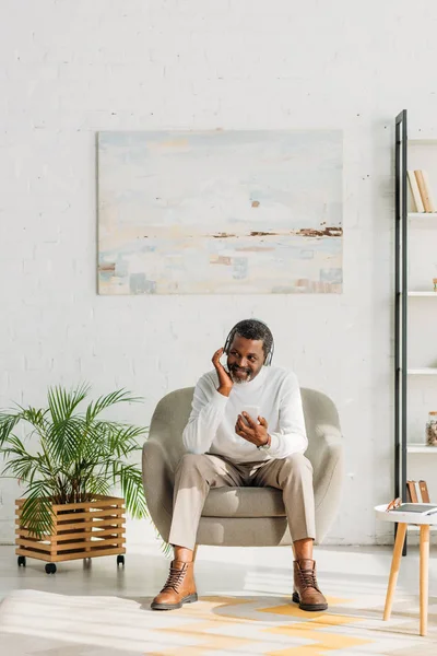 Stylish African American Man Sitting Sofa Living Room Listening Music — Stock Photo, Image