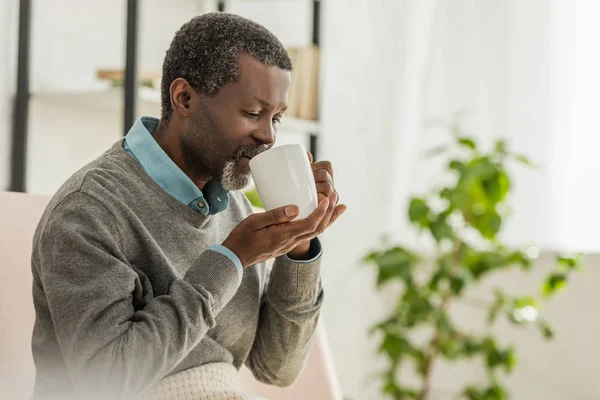 Sénior Africano Americano Hombre Beber Calentamiento Bebida Casa — Foto de Stock