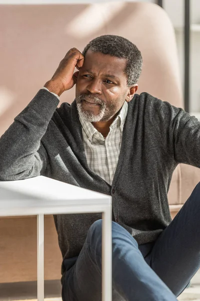 Afro Americano Deprimido Sentado Chão Olhando Para Longe — Fotografia de Stock