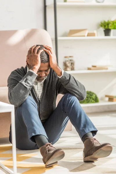 Uomo Africano Americano Depresso Seduto Sul Pavimento Affetto Emicrania — Foto Stock