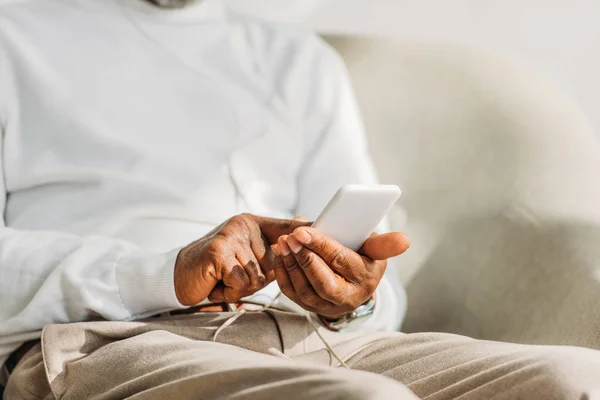 Vista Ritagliata Dell Uomo Afroamericano Pullover Bianco Seduto Utilizzando Smartphone — Foto Stock