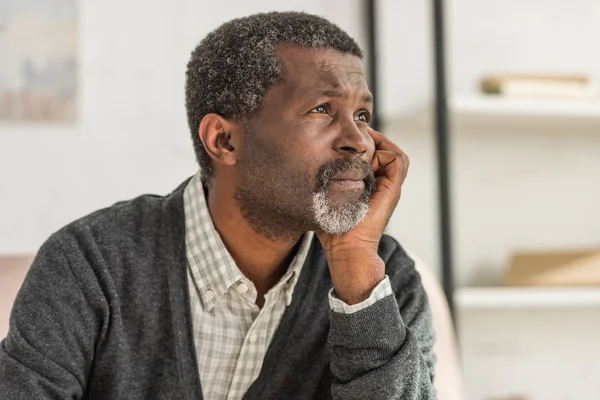 Depresivní Starší Africký Američan Drží Ruku Blízko Obličeje Odvrací Pohled — Stock fotografie