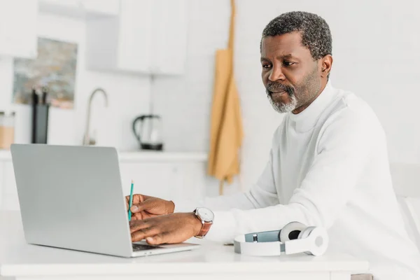 Serious African American Man Using Laptop While Sitting Table Headphones — Stock Photo, Image