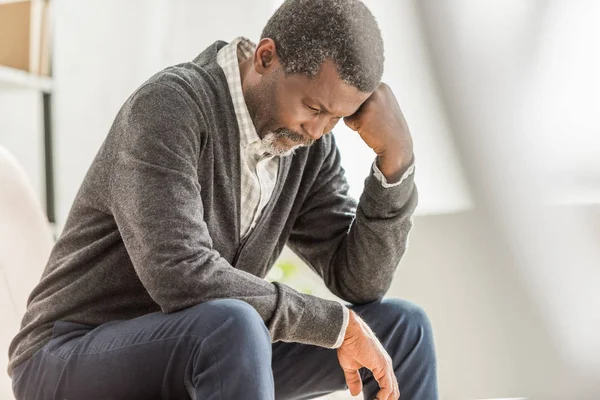 Enfoque Selectivo Del Hombre Afroamericano Deprimido Sentado Con Cabeza Inclinada —  Fotos de Stock