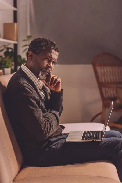 Chateado Afro Americano Homem Sentado Sofá Com Laptop Noite — Fotografia de Stock