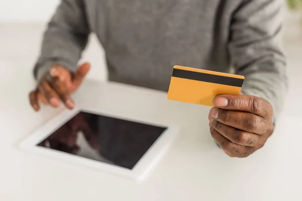 Vista Recortada Del Hombre Afroamericano Con Tarjeta Crédito Mientras Utiliza — Foto de Stock