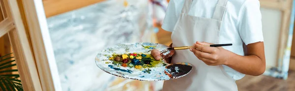 Tiro Panorâmico Criança Segurando Paleta Colorida Com Tinta Guache — Fotografia de Stock