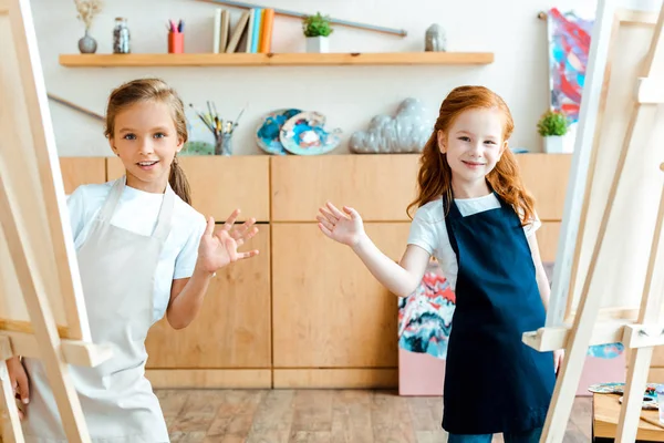 Bambini Allegri Che Sorridono Salutano Mani Nella Scuola Arte — Foto Stock
