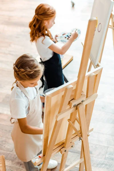 Selektivt Fokus Barn Målning Nära Rödhårig Unge Konstskolan — Stockfoto