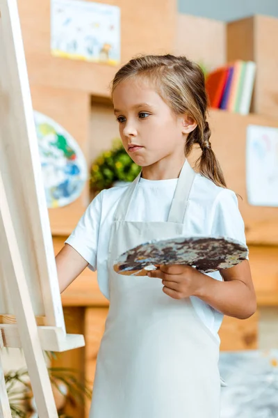 Focus Selettivo Adorabile Pittura Infantile Nella Scuola Arte — Foto Stock