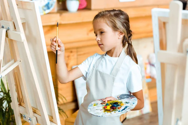 Focus Selettivo Della Pittura Infantile Seria Nella Scuola Arte — Foto Stock