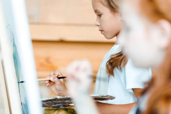 Foco Seletivo Adorável Pintura Infantil Lona Perto Criança — Fotografia de Stock