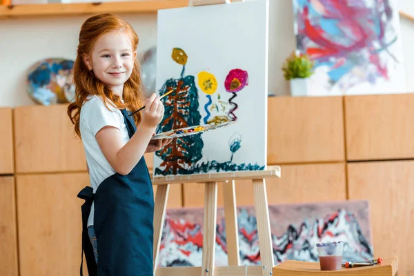 Felice Rossa Bambino Pittura Tela Nella Scuola Arte — Foto Stock