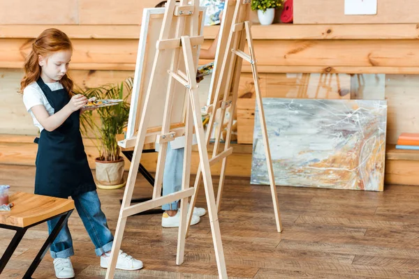 Lindo Pelirroja Niño Pie Pintura Arte Escuela Cerca Niño — Foto de Stock